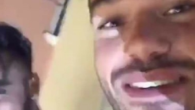 Claudio Sona e Mario Serpa festeggiano il compleanno del corteggiatore al concerto di Alessandra Amoroso