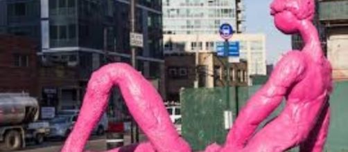 Ohad Meromi, &ldquo;Sunbather&rdquo; (2016), cast bronze FAIR USE serett.com Creative Commons