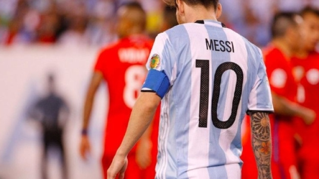 Messi t&ecirc;te baiss&eacute;e, argentine.