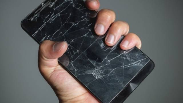 Smartphone rotto, arriva il vetro che si autoripara.