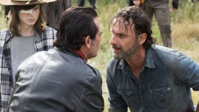 The Walking Dead : la guerre est lanc&eacute;e mais il va falloir attendre 6 long mois pour d&eacute;couvrir la suite