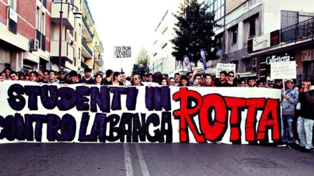 Una manifestazione degli studenti casertani nei mesi scorsi. Fonte: Studenti in rotta contro la bancarotta