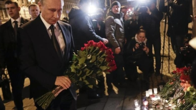 Vladimir Putin posa un mazzo di fiori sul luogo dell'attentato