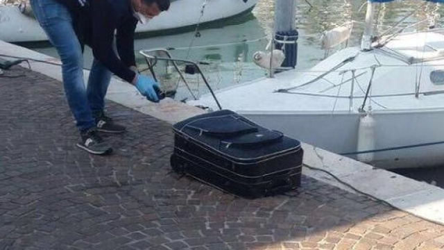 Il trolley blu ritrovato nel porto canale di Rimini sabato 25 marzo.