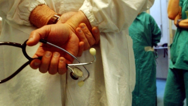 Medico con stetoscopio in consulta con alcuni colleghi