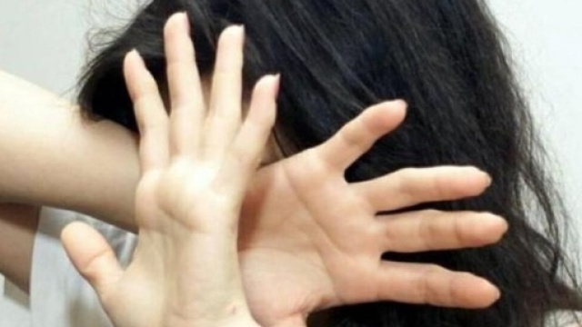 RRagazza marocchina frustata dai genitori perch&eacute; veste all'occidentale.