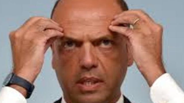 salta l'incontro con Alfano perch&egrave; gli fanno pip&igrave; addosso