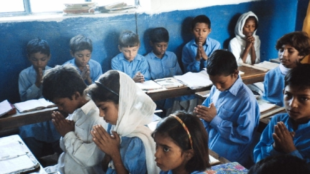 Studenti in Pakistan: gli islamisti vogliono impedire l'istruzione