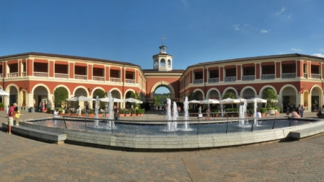 Visione panoramica della struttura dell'outlet di Serravalle.