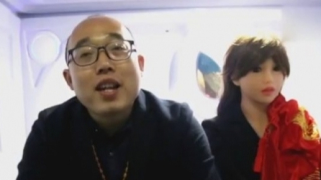 Zheng Jiajia insieme alla sua sposa robot