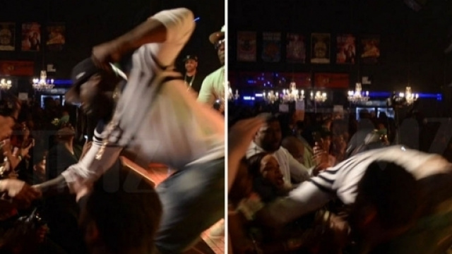50 Cent tira un pugno ad una sua fan durante un live a Baltimora.