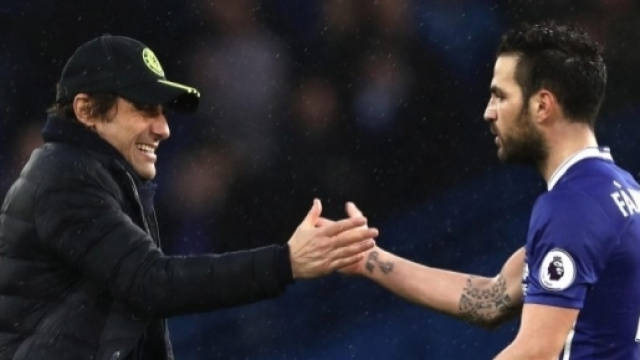 Cesc Fabregas, a destra, stringe la mano a Conte. Piacerebbe al nuovo Milan