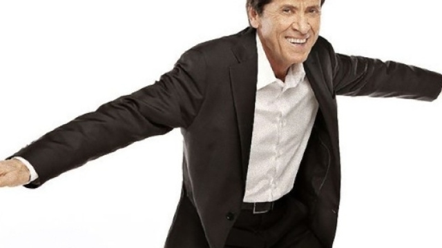 Gianni Morandi torna a Carloforte per girare le ultime scene de 'L'Isola di Pietro'.