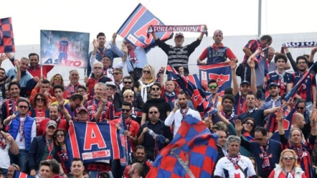 I tifosi rossoblu del Crotone, squadra di Serie A Tim.
