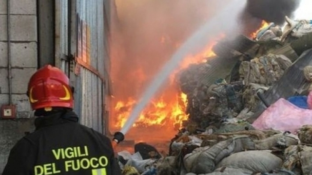 I vigili del fuoco al lavoro per domare le fiamme.