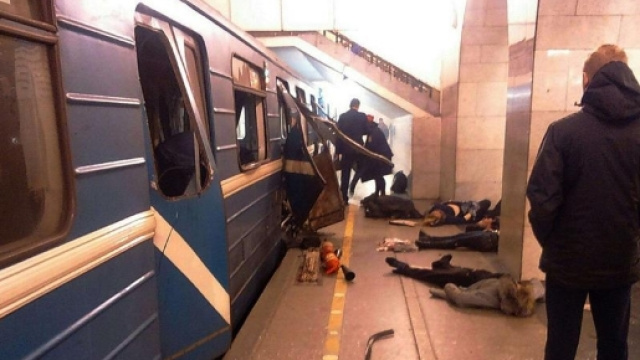 Le immagini strazianti riportano gli istanti immediatamente successivi alla strage presso la metro di San Pietroburgo.