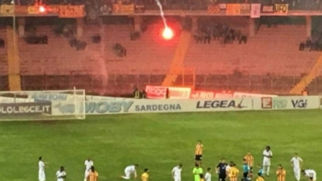 Le squadre all'ingresso in campo.