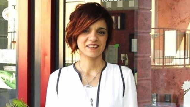 Mara Lucci davanti al suo salone di bellezza. - Foto da laprovinciadicomo.it