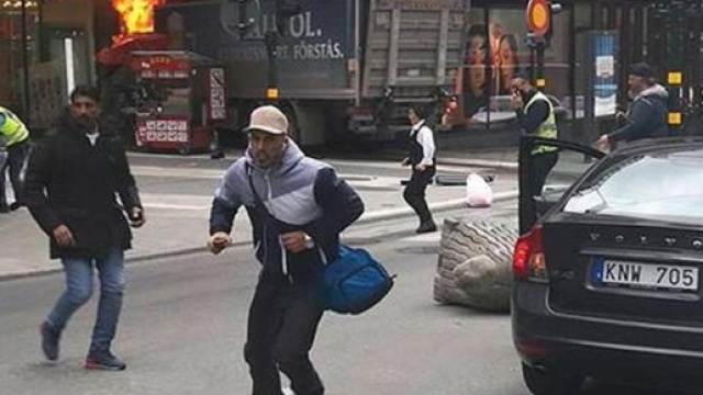 Stoccolma, camion contro la folla. Ci sono morti e feriti. Le ... - lastampa.it