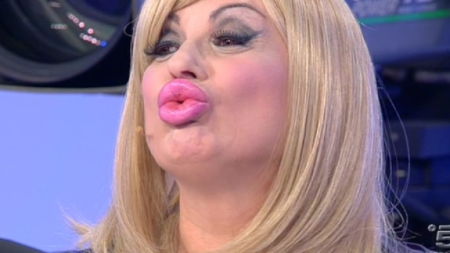 Tina Cipollari confessa di essersi rifatta le labbra. Uomini e Donne