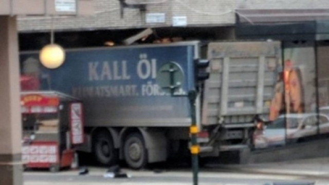 Un camion si &egrave; lanciato contro la folla a Stoccolma