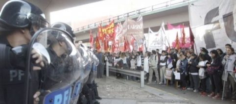Gendarmería aplicó el protocolo anti-piquetes y reprimir manifestantes