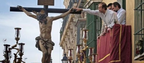 Alquilar un balc&oacute;n unas horas en Semana Santa cuesta lo mismo que ... - vozpopuli.com