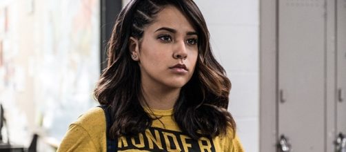 Becky G deslumbr&oacute; como la primera s&uacute;per hero&iacute;na gay en la premier ... - eonline.com