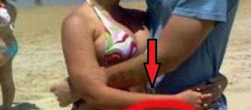 Esse jovem acabou armando a barraca em praia durante uma foto com essa gata.