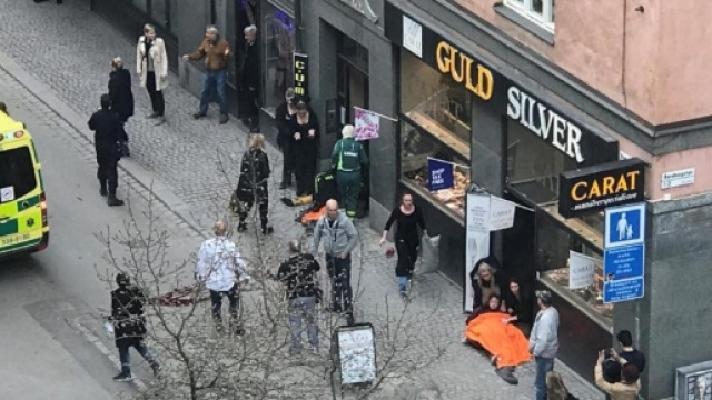 Attentato Stoccolma, attentatore ancora ricercato. Bilancio vittime 3 morti