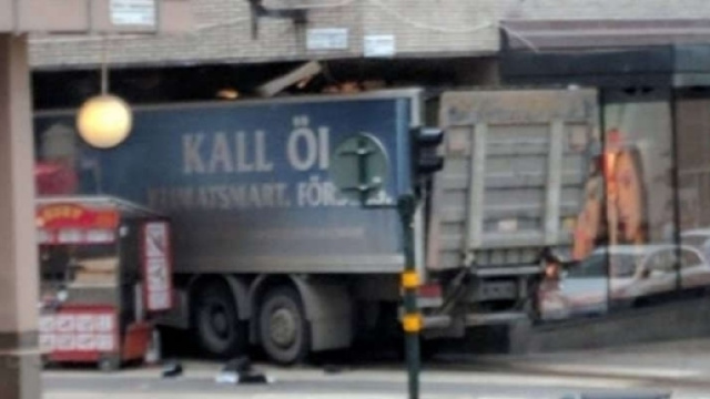 Il grande camion che si &egrave; schiantato nel centro di Stoccolma provocando vittime e feriti