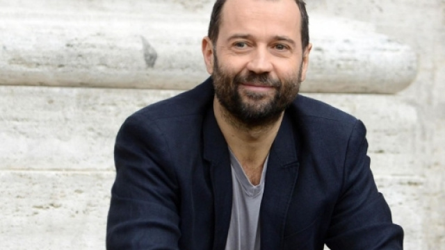 la biblioteca di C&agrave;scina non vuole i libri di Fabio Volo, &egrave; polemica.