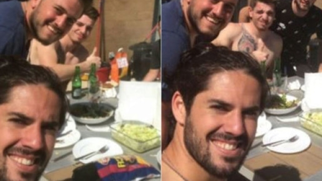 la photo publi&eacute; par isco avec un paquet de chips en couleur du Bar&ccedil;a