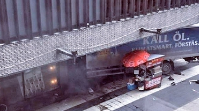 Le voleur du camion su&eacute;dois a embarqu&eacute; deux complices avant de le jeter sur la foule d'une rue pi&eacute;tonne de Stockholm