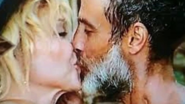 L'Isola dei Famosi, Raz trionfa, adesso deve vincere l'amore