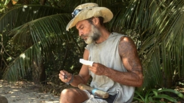 #RazDegan ritorna allo status di 'naufrago-eremita'. #BlastingNews