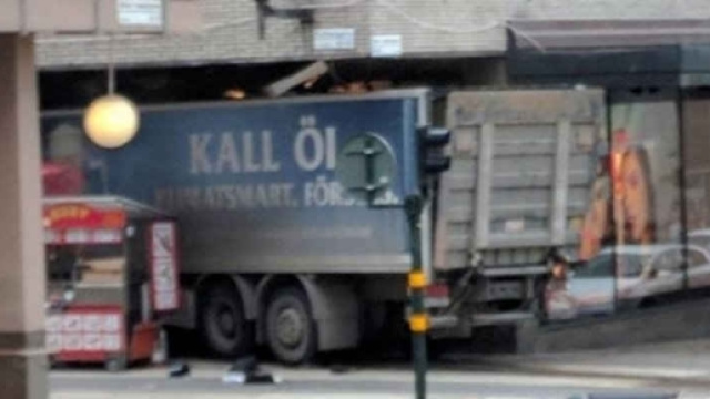 Svezia, camion falcia passanti