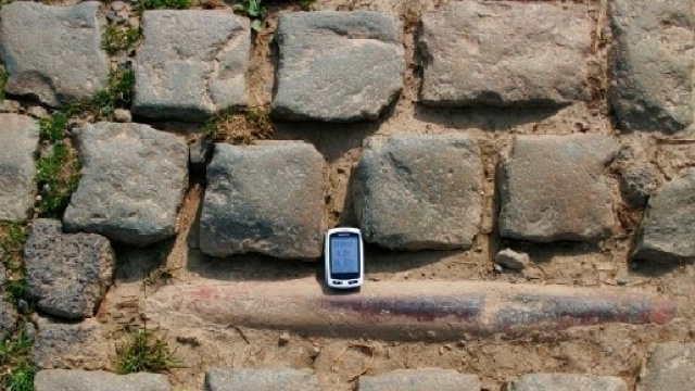 Un'immagine dei 60 km di pav&eacute; che dovranno affrontare i 200 corridori domenica 8 aprile sugli oltre 257 di gara