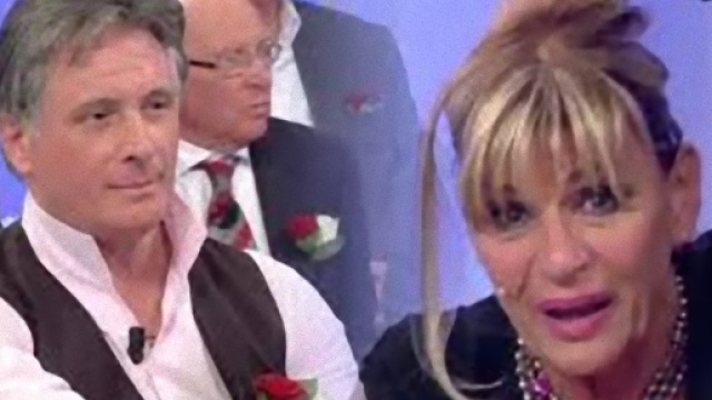 Uomini e Donne: gemma benda Marco durante il ballo.