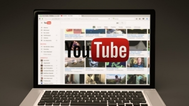 YouTube, cambiano le regole per guadagnare coi video tramite le visualizzazioni - Credits: TymonOziemblewski - PD