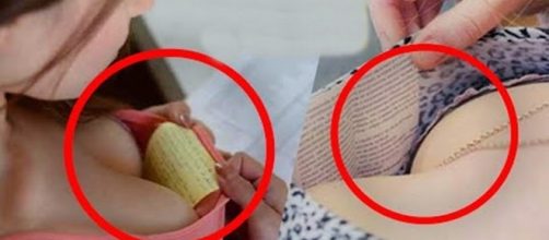 Duas garotas colando durante a prova