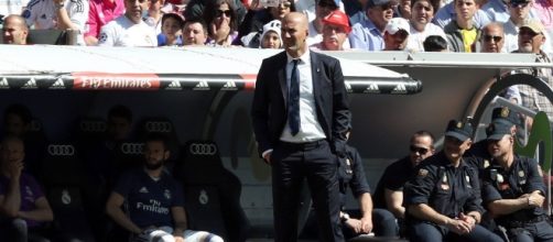 Zinedine Zidane, entrenador del Real Madrid en el banquillo durante el Derbi madrile&ntilde;o