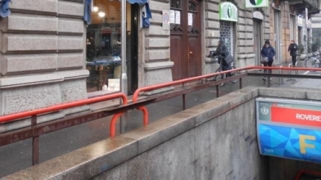 Milano: uomo armato di coltelli semina panico in viale Monza