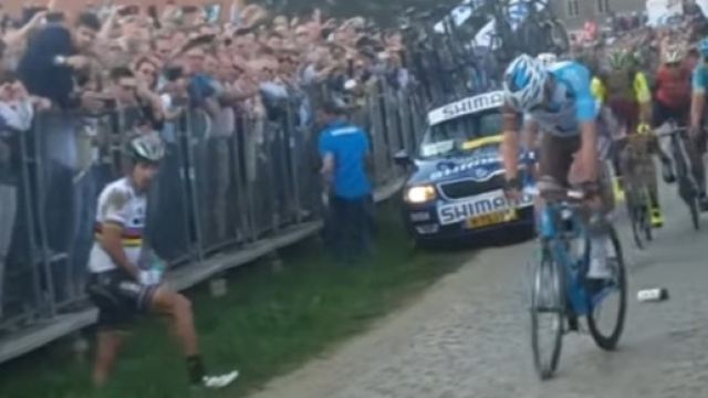Oliver Naesen riparte dopo la caduta al Giro delle Fiandre