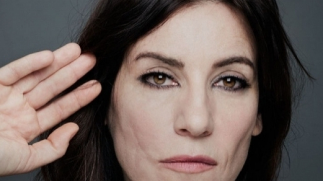 Paola Turci (foto di Ilaria Magliocchetti Lombi): la rinata cantautrice romana &egrave; in vetta nelle classifiche di vendita.