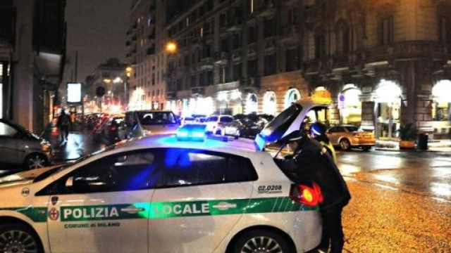 Pirata della strada investe una bambina con lo scooter a Milano