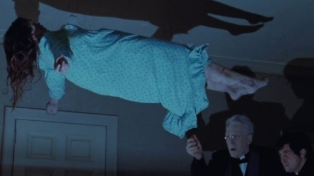 Una scena tratta dal celebre film 'L'esorcista' esemplifica bene il caso del divorzio a Milano per possessione diabolica. Foto: cinema.everyeye.it.