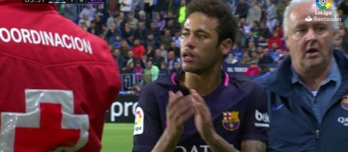 Neymar sale aplaud&eacute;ndo al cuarto arbitro.