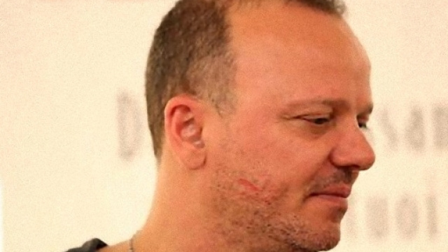 Gigi D'Alessio non riconosce Favij.