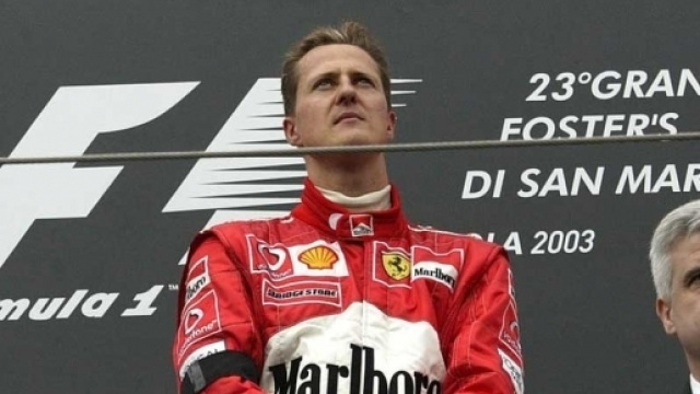 Michael Schumacher, sul gradino pi&ugrave; alto del podio al GP di Imola del 20 aprile 2003